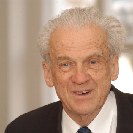 Rhetorikprofessor Walter Jens erhielt 2003 das große Bundesverdienstkreuz
