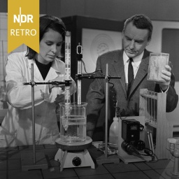 NDR Retro: Eine Frau im Laborkittel und ein Mann im Anzug vor einem Experiment