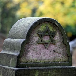 Grabsteine auf einem jüdischen Friedhof in Köln