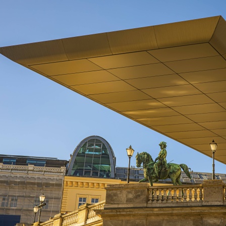 Auffällige Dachkonstruktion über dem Eingang der Kunstsammlung Albertina, darunter die Reiterstaue von Kaiser Josef II, Albertinaplatz, Wien, Österreich.