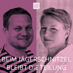 Auf dem Bild sind zwei Gesichter in Großaufnahme zu sehen, die einander zugewandt sind, vor einem lilafarbenen Hintergrund. Unten im Zentrum ist die Schrift "Beim Jägerschnitzel bleibt die Teilung" zu lesen.