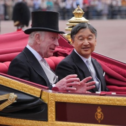 König Charles sitzt mit Kaiser Naruhito in einer Kutsche.