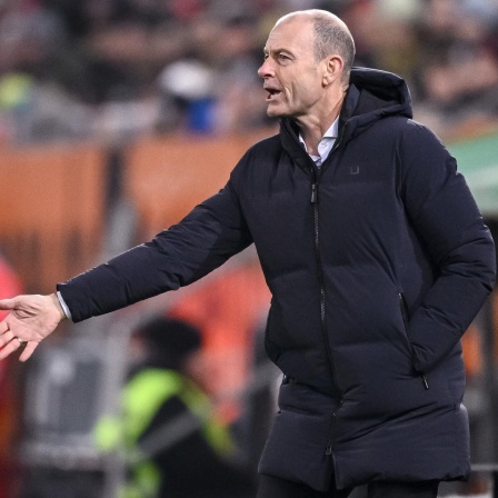 Der Augsburger-Trainer Jess Thorup an der Seitenlinie