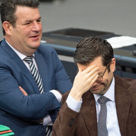 Hubertus Heil (SPD), Bundesarbeitsminister, und Marco Buschmann (FDP), Bundesjustizminister, reagieren während der 158. Sitzung des Bundestages auf einen Zwischenruf. Symbolbild