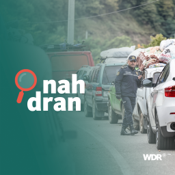 Das Bild zeigt beladene Autos und einen kontrollierenden Polizisten, daneben das Logo von Nah dran.