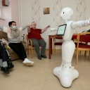 Ein programmierter Roboter führt Bewohnern eines Pflegezentrums Übungen vor.