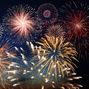 FOTOMONTAGE, Feuerwerk am Nachthimmel