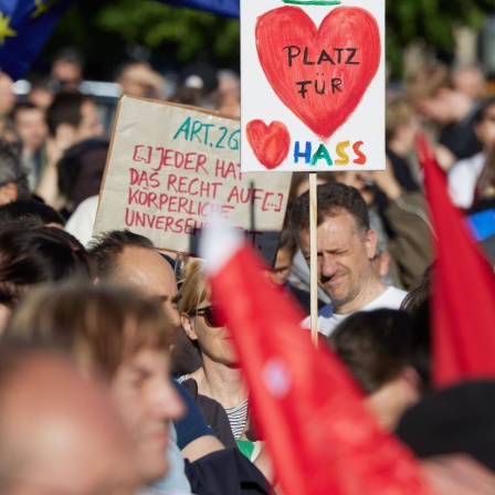 Nach dem Angriff auf den SPD-Europaabgeordneten Ecke findet vor dem Brandenburger Tor eine Solidaritätskundgebung statt