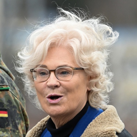Christine Lambrecht (SPD), Bundesministerin der Verteidigung steht beim Besuch des Panzergrenadierbataillons 371 in der Erzgebirgskaserne.