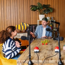 Johannes Zenglein begrüßt zwei Kinder im Podcast &#034;Tigerenten Club - Die Hör-Spiel-Show&#034;