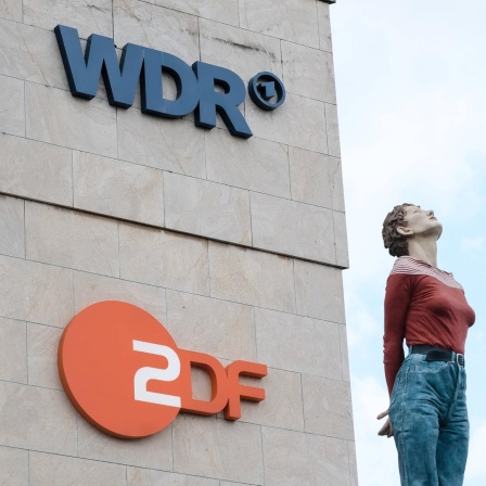 WDR ZDF gemeinsames Landesstudio in Düsseldorf. Im Vordergrund die Säulenheilige des Künstlers Christoph Pöggeler. 
