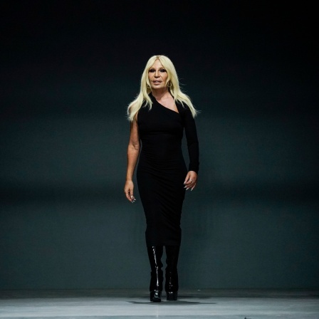 Donatella Versace auf dem Laufsteg in Mailand 2022