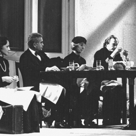 Szene aus dem Theaterstück "Heldenplatz" mit Elisabeth Rath, Frank Hoffmann, Bibiana Zeller, Karlheinz Hackl, Marianne Hoppe und Wolfgang Gasser, 1988