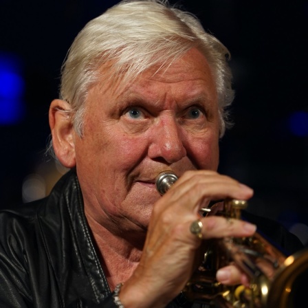 Trompeter Palle Mikkelborg im Konzert mit der NDR Bigband.