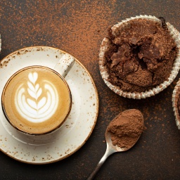 Schokoladenmuffins und Cappuccino