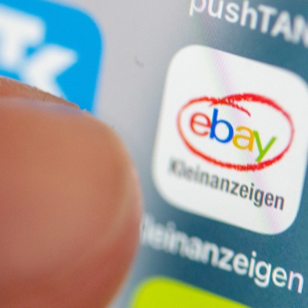 Die App des Online-Kleinanzeigen-Portals Ebay Kleinanzeigen ist auf dem Display eines Smartphones zu sehen.