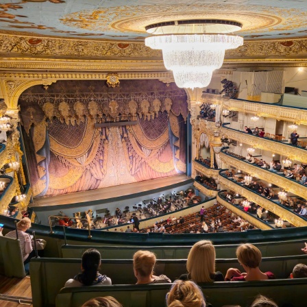 Gut besetzte Rundbühne im Theater