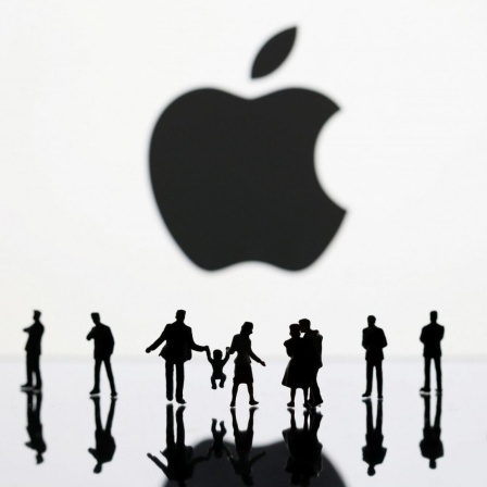 Menschen unter einem sehr großen Apple-Logo