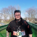 Sam steht auf einer Brücke.