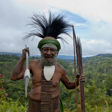 Traditionell gekleideter Stammehäuptling auf Papua-Neuguinea