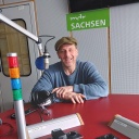 Schauspieler Hendrick Duryin in einem Radiostudio