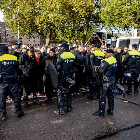 Union-Fans stehen in Rotterdam der Polizei gegenüber. Quelle: dpa/ANP