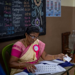 19.04.2024, Indien, Chennai: Eine Frau kommt zur Stimmabgabe während des ersten Wahlgangs der indischen Parlamentswahlen in Chennai im südlichen Bundesstaat Tamil Nadu.