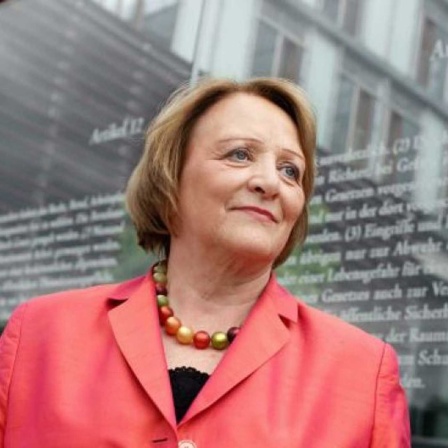 Sabine Leutheusser-Schnarrenberger vor dem Demokratie-Denkmal (Bild: Tobias Koch)