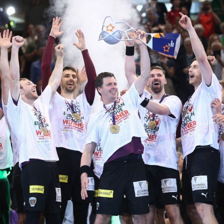 Die Füchse berlin jubeln über ihren Pokalsieg in der EHF European League.