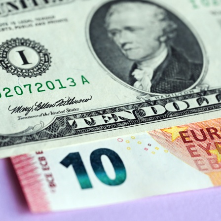 Ein 10-US-Dollar Geldschein liegt auf einem 10-Euro Geldschein.