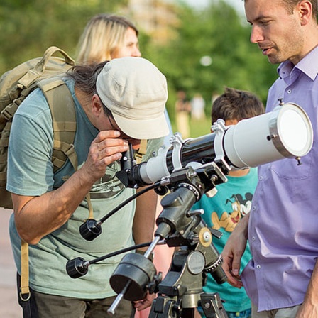 In Citizen-Science-Projekten können Bürgerinnen und Bürger selbst als Forschende aktiv werden.