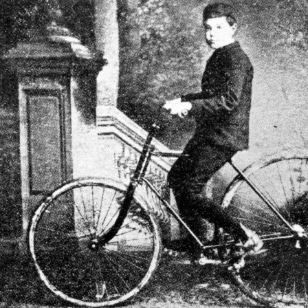 Johnny Dunlop auf seinem Fahrrad. Sein Vater John Boyd Dunlop erfand den ersten luftgefüllten Gummireifen.