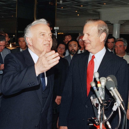 ARCHIV 1990: Die Außenminister Eduard Schewardnadse (UdSSR) und  James Baker (USA)