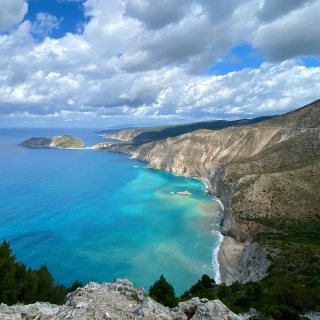 Die felsige Küste einer Ionischen Insel im Westen Griechenlands - von wo Odysseus aus zu der Odyssee gestartet sein soll