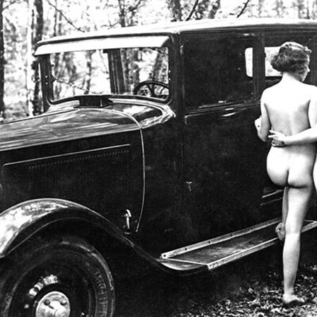 Zwei nackte Frauen steigen ins Auto. 1920er Jahre, genauer Ort unbekannt, Deutschland