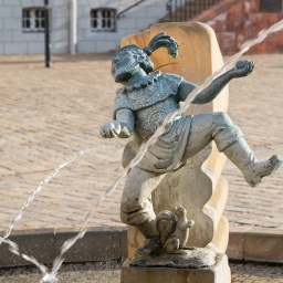 Marktbrunnen vor dem Rathaus in Eilenburg mit Heinzelmännchen