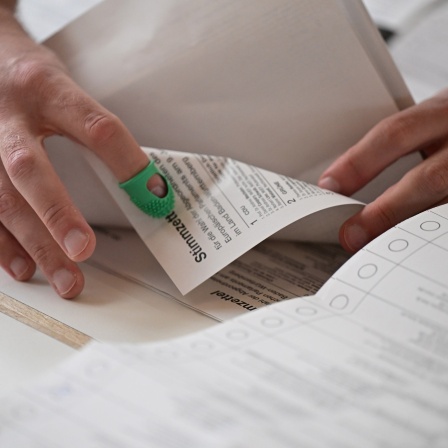 Wahlhelfer bei der Auszählung von Briefwahlstimmen für die Europawahl.