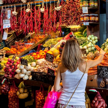 Eine Frau kauft Gemüse an einem Stand in der Großen Markthalle in Budapest. (Archivbild)