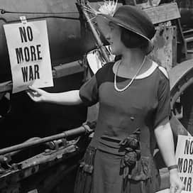 Frau bringt Anti-Kriegs-Zeichen an Kriegsgerät an, USA 1922