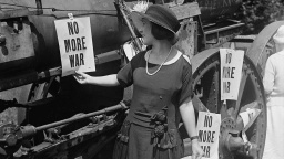 Frau bringt Anti-Kriegs-Zeichen an Kriegsgerät an, USA 1922