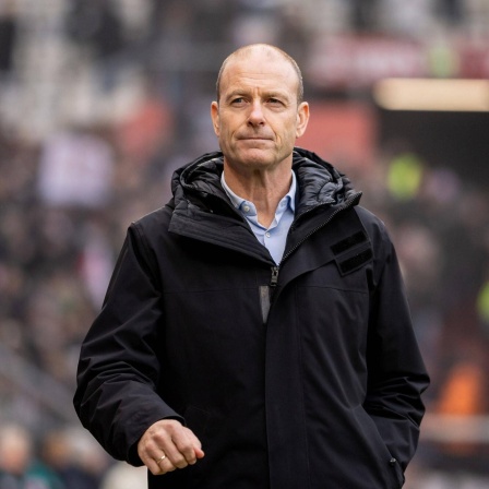 Augsburgs Jess Thorup vor dem Spielbeginn