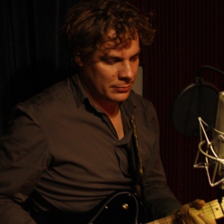 Johannes Mayr mit E-Gitarre.