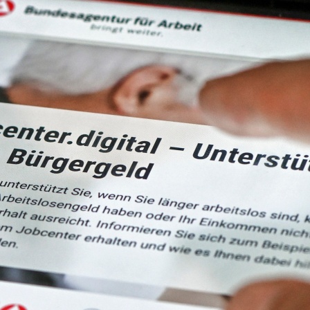 Auf einem Tablet ist eine Website für einen Antrag auf Bürgergeld zu sehen.