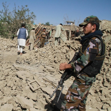 Afghanische Sicherheitskräfte inspizieren den Ort eines Autobombenanschlags in Ghazni, Afghanistan, am 7. Juli 2019. Mindestens sechs Menschen wurden getötet und 96 weitere verletzt, als eine Autobombe am Sonntag die Stadt Ghazni, die Hauptstadt der afg