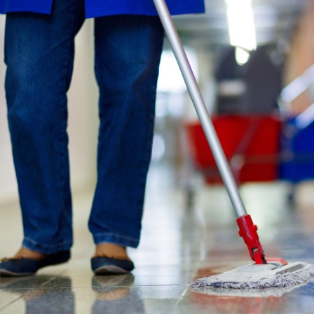 Reinigungskraft wischt Fußboden: Etwa neun Prozent der Erwerbstätigen in Deutschland sind von Armut betroffen. Sie haben trotz Arbeit und teils mehrerer Jobs monatlich weniger als 1.250 Euro zur Verfügung. Zu den Working Poor gehören Männer wie Frauen; in Teilzeit, aber auch in Vollzeit - mit und ohne feste Verträge. Es trifft die Reinigungskraft, den Kraftfahrer, die Kosmetikerin. Sie sind arm - trotz Arbeit.