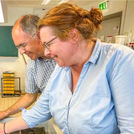 Eva Maria Brodte und Martin Powilleit im Labor.