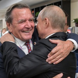 Gerhard Schröder (li.), ehemaliger Bundeskanzler, umarmt Wladimir Putin, Präsident von Russland, nach dem WM-Eröffnungsspiel Russland gegen Saudi-Arabien