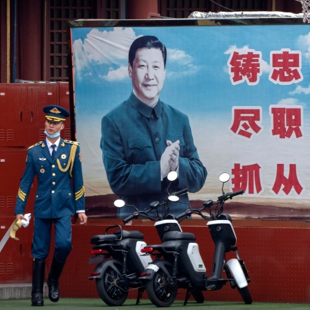Ein Porträt des Chinesischen Staatspräsidenten Xi Jinping hängt in der Nähe der Verbotenen Stadt in Peking.