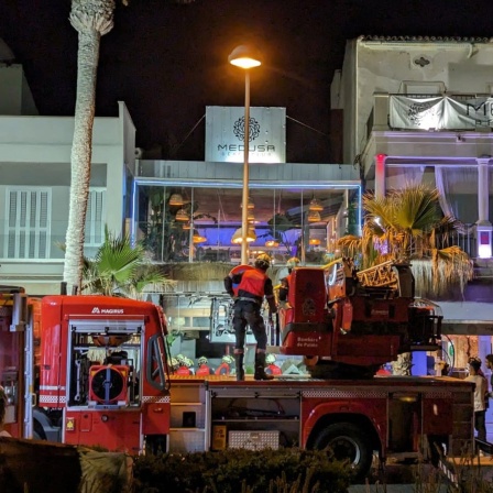 Rettungsdienste sind nach dem Einsturz eines Gebäudes am Strand von Palma im Einsatz. 