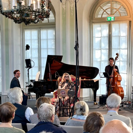 Das Frank Dupree Trio und Katharina Eickhoff mit dem SWR Kultur Musikstunden Rätsel live von den Schwetzinger SWR Festspielen